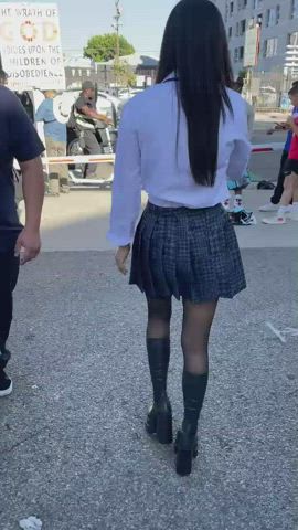 Elle flashing at Anime Expo
