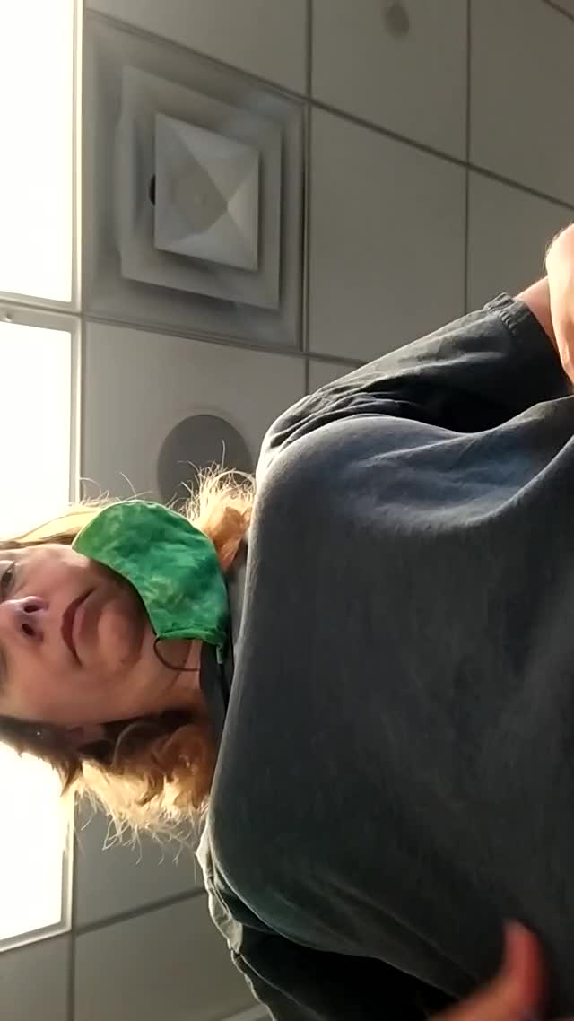 [GIF] Waiting for a flight is boring