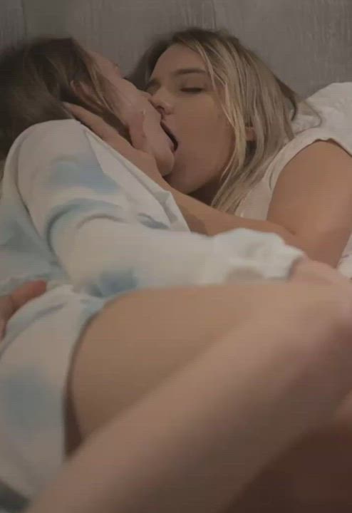 Babes Girlfriends Girls Kissing Lesbians Vertical gif
