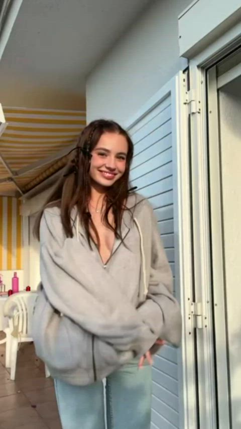 Cute teen exhib her perfect boobs☺️