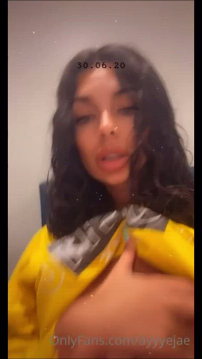 Ayyyejae (woman from no jumper who gave top to the Suns)