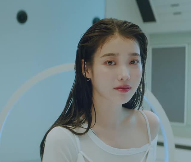[MV] IU(아이유) eight(에잇) (Prod.&Feat. SUGA of BTS)-3