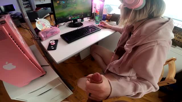 Cute GF handjob while play LOL