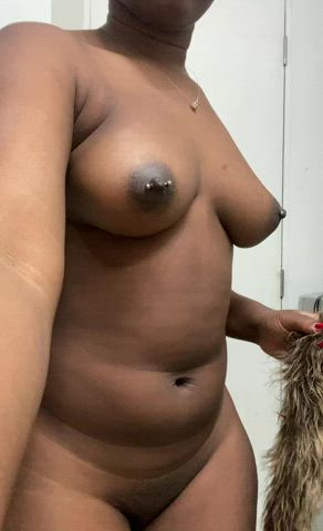 Showin that bootyhole