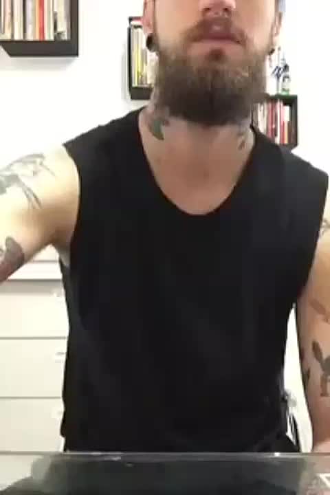 Scruffy guy shoots a load, fuckin hot