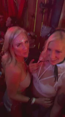 Fun in the club😈