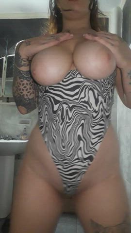 Do you like the way my tits bounce? They're perfect for squeezing. 🔥SUBSCRIBE
