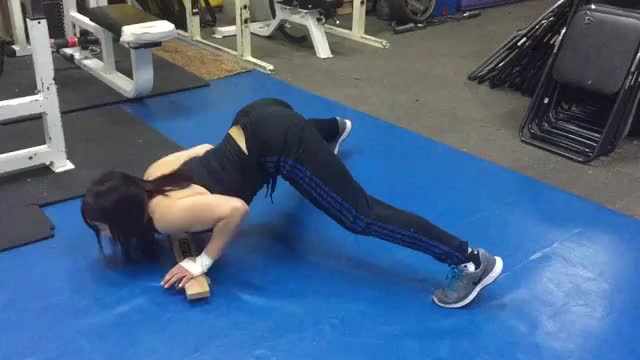 Io Shirai’s at the gym.