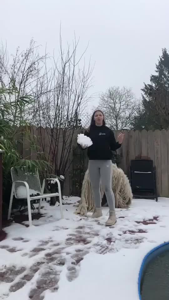 hat es bei euch geschneit? ❄️? #snow #foryou #tiktok #girl #dog #slow #slowmo