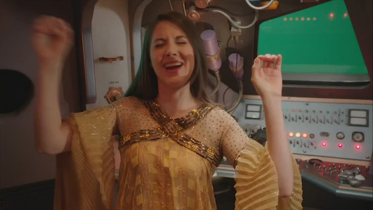 Alison Brie Sucks