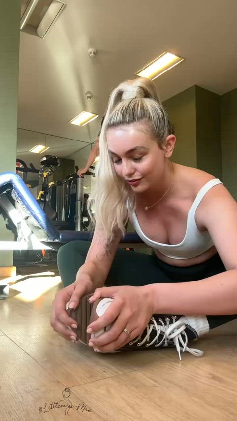 ass cute flashing gym natural tits public tits r/caughtpublic gif