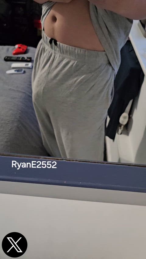 I'm new here how's my bulge? 18 virgin here 😈