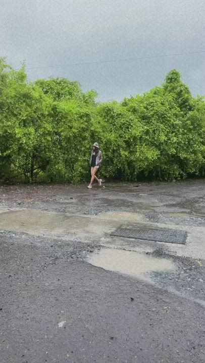 Aditi Pohankar enjoying the rains and we also enjoy her legs n jugs