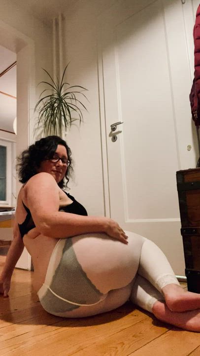 Let me be the milf girl that cheers you up today [f]