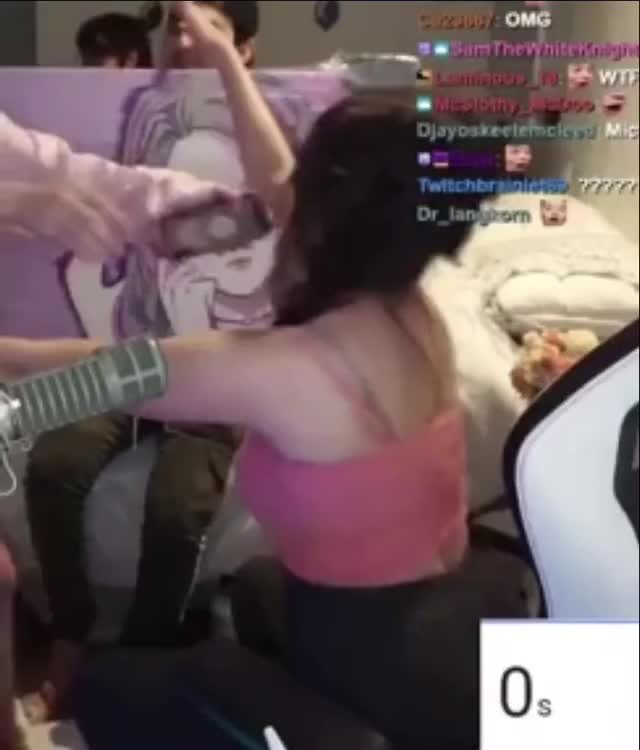 Pokimane Shaking Ass on Stream