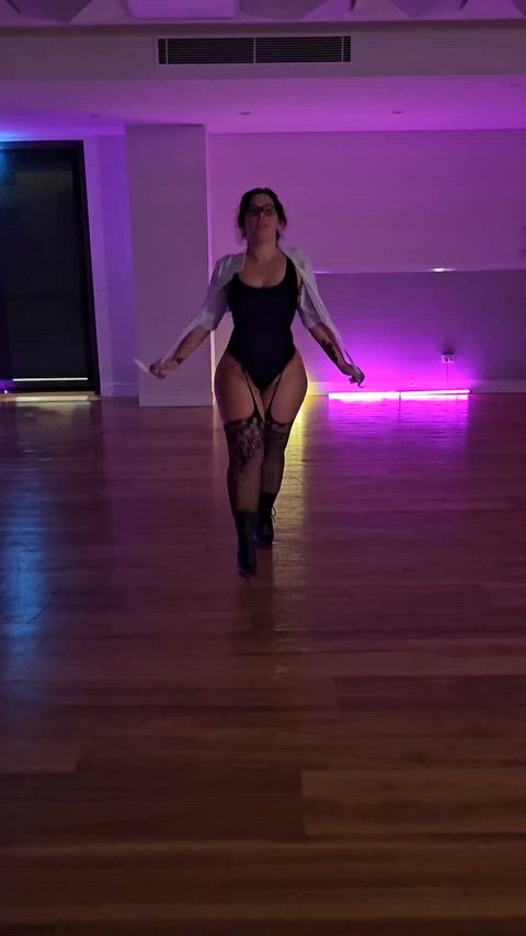 amateur ass big ass booty brunette latina onlyfans solo thick walking gif