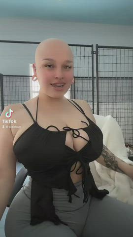 Who wants to be my victim, with a small dick? (i like small dicks)