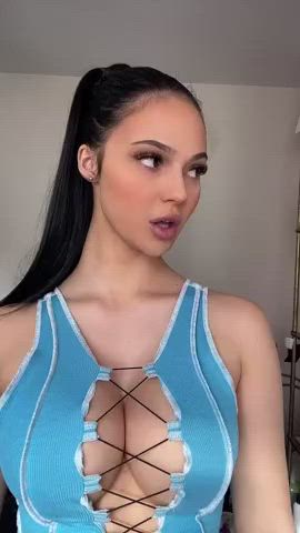 amateur babe big tits boobs clothed gif