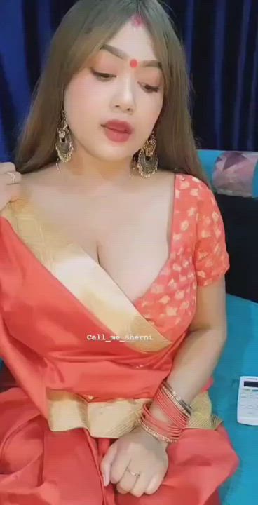 Full Cleavage in Saree🔥🔥
