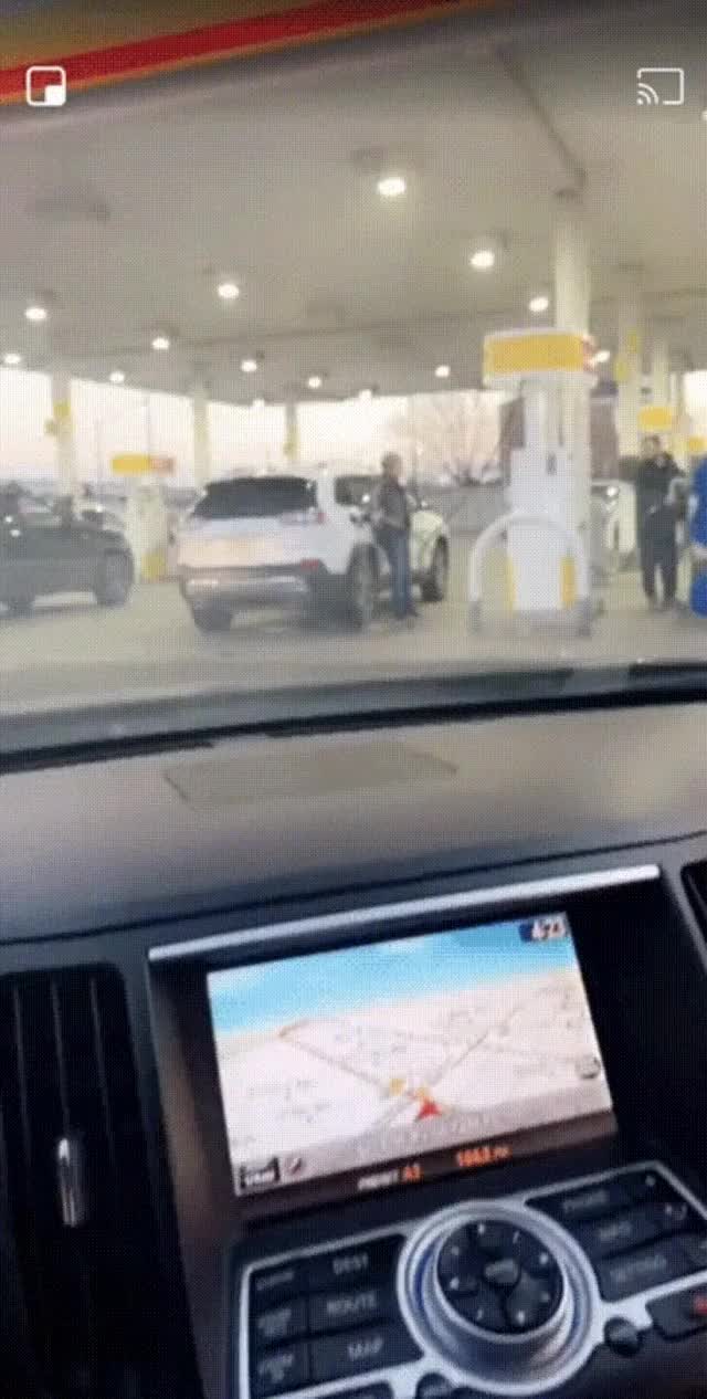EU ACHO QUE NÃO É A MANEIRA MAIS SEGURA DE COLOCAR GASOLINA