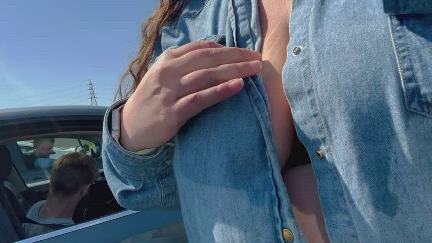 (F)lashing my tits to the guys enjoying their morning coffees 🍁🇨🇦, they