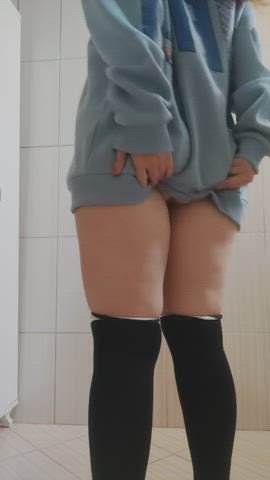 taking off my sweatshirt for a better view😇