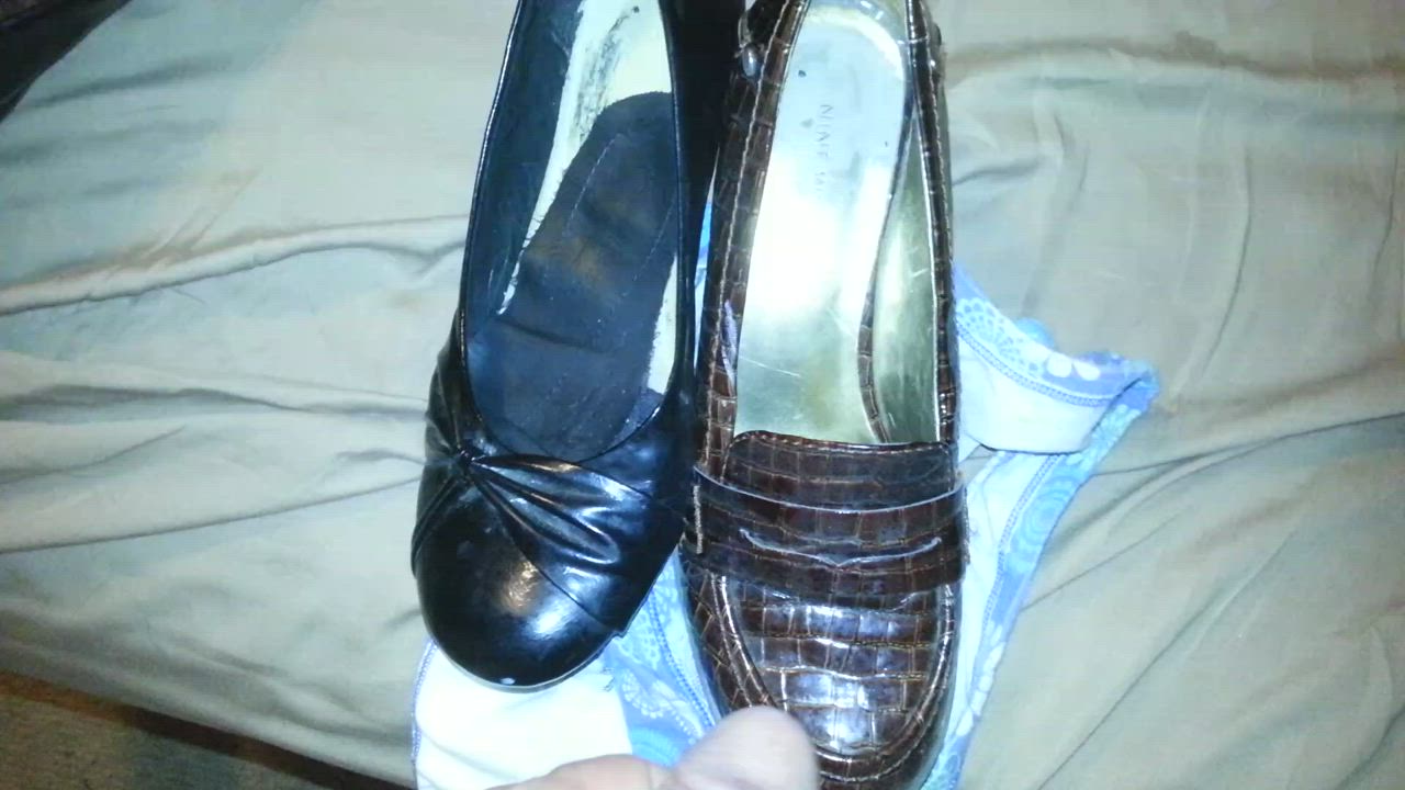 Another one of me cumming on wifes shoes