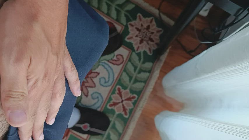 Como ela salta fora das calças!
