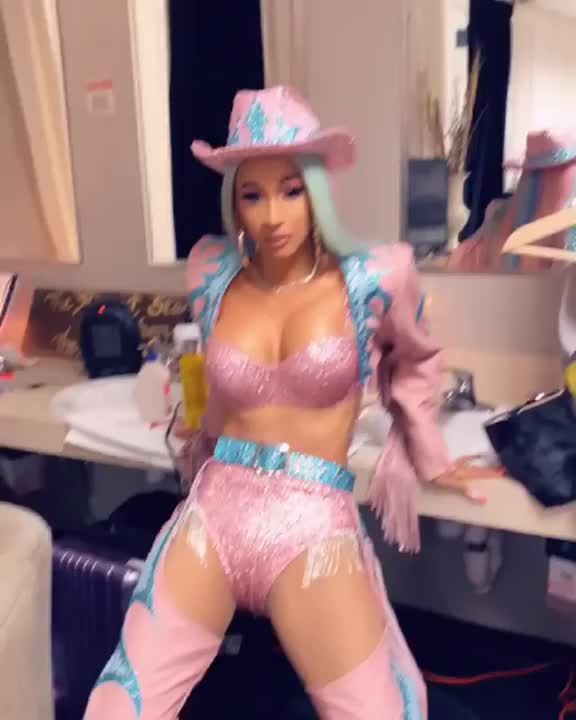 OMG THE SEXIEST WOMAN! ?????