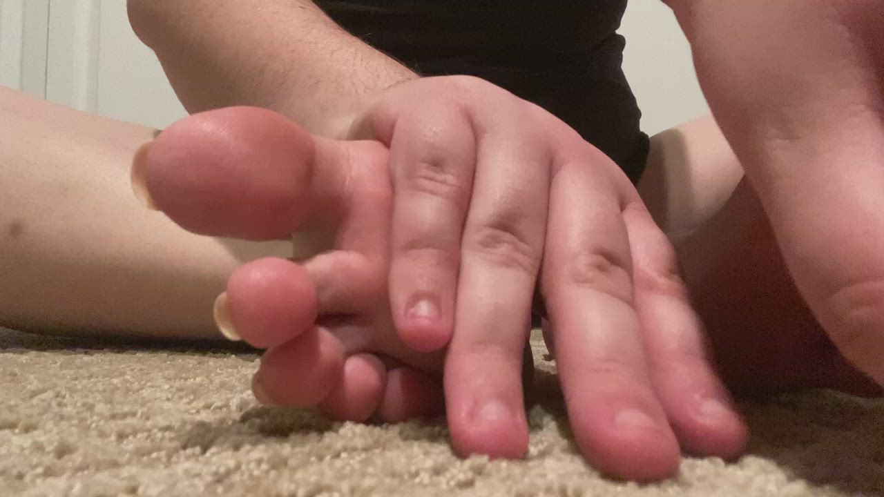 Rubbing my feet with Plumeria lotion. It leaves my soles so soft and silky 💕