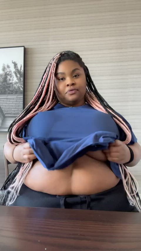 Slow days at work = free the titties 😈😋🥰