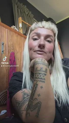 If you like a BBW milf who likes to stretch her cunt, I’m the girl for you! FREE