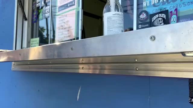 Flashing at the food truck ?