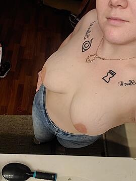 Thought I looked sexy in this pic and wanted to share. -Kitten