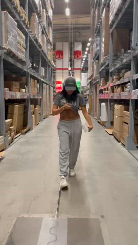 Ingen bh på i Ikea!