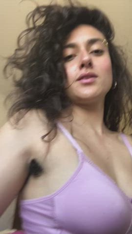 smell my sweaty hair