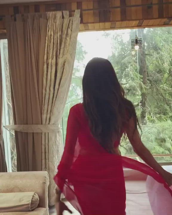 Sadia looks like a whore in the red saree