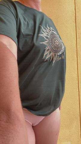 First time sharing my pussy with you here, hope you like my mom body F 47