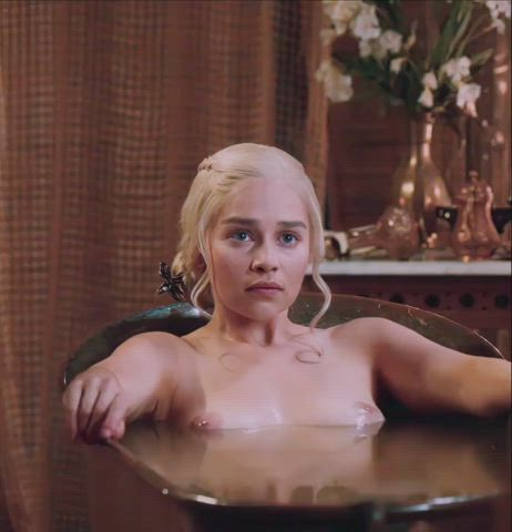 Emilia Clarke is soo gorgeous