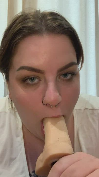 messy babe getting nasty on a thick dildo😈