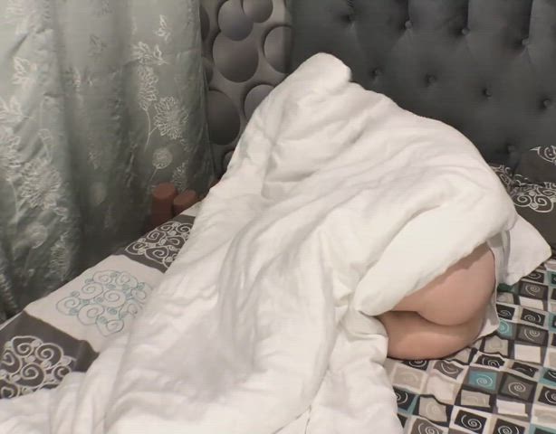 bed big ass milf mom step-mom t-shirt gif