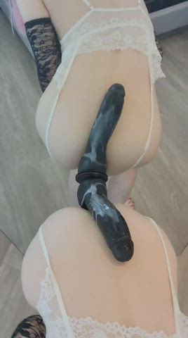 okay who's gonna let me throw it back for them? 😍 this dildo works with a strap