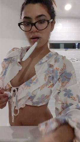 Quiero que me das un besito bien sensual