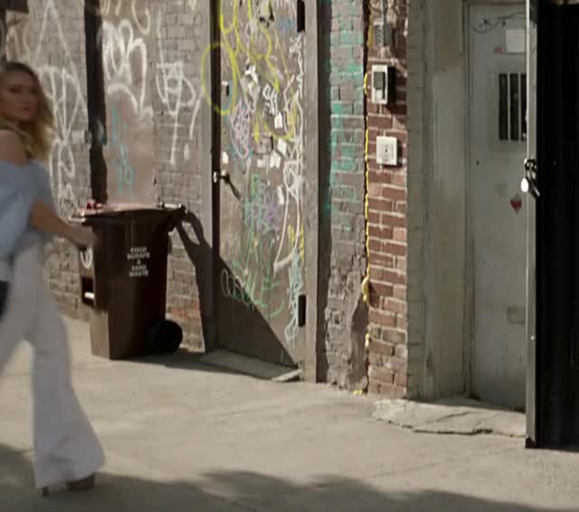Hilary Duff - Younger S04E09 The Incident at Pound Ridge - 02