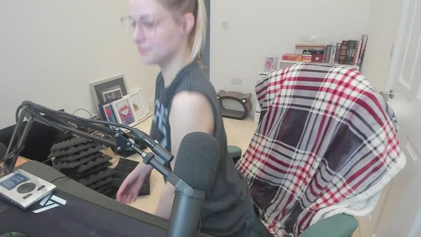 braless milf non-nude pokies gif