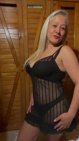 Can a curvy blonde get you hard today? 😇