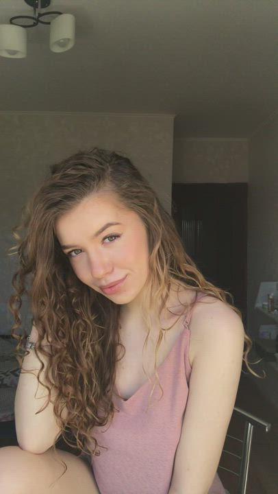 Vlada, 20 years old, my OF account is FRE!E.I like to play with my pussy, sexting,