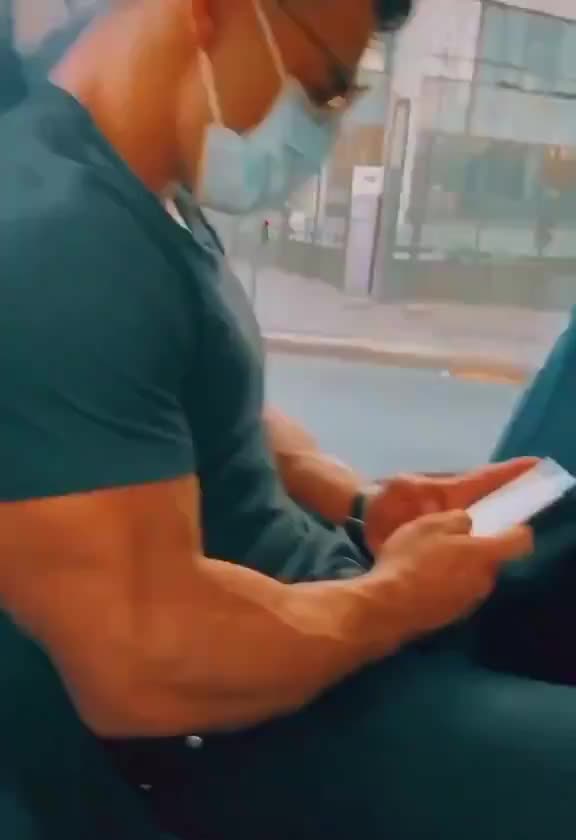 MUSCLES , GOGOS & STRIPPERS - Quiero un amigo asi para pedirle que muestre sus