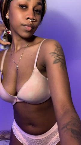 Cute and slim ebony girl waiting to please you <3 want some [sext]ing? Live