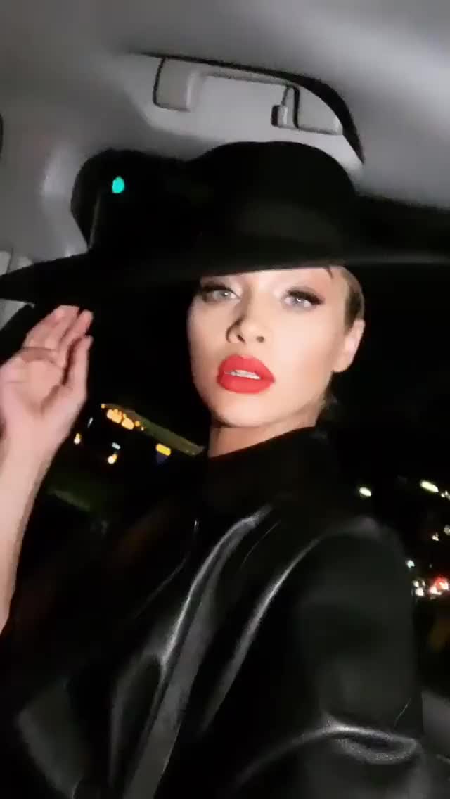 golden barbie 71117517 2403567413296965 1389644857713224749 n